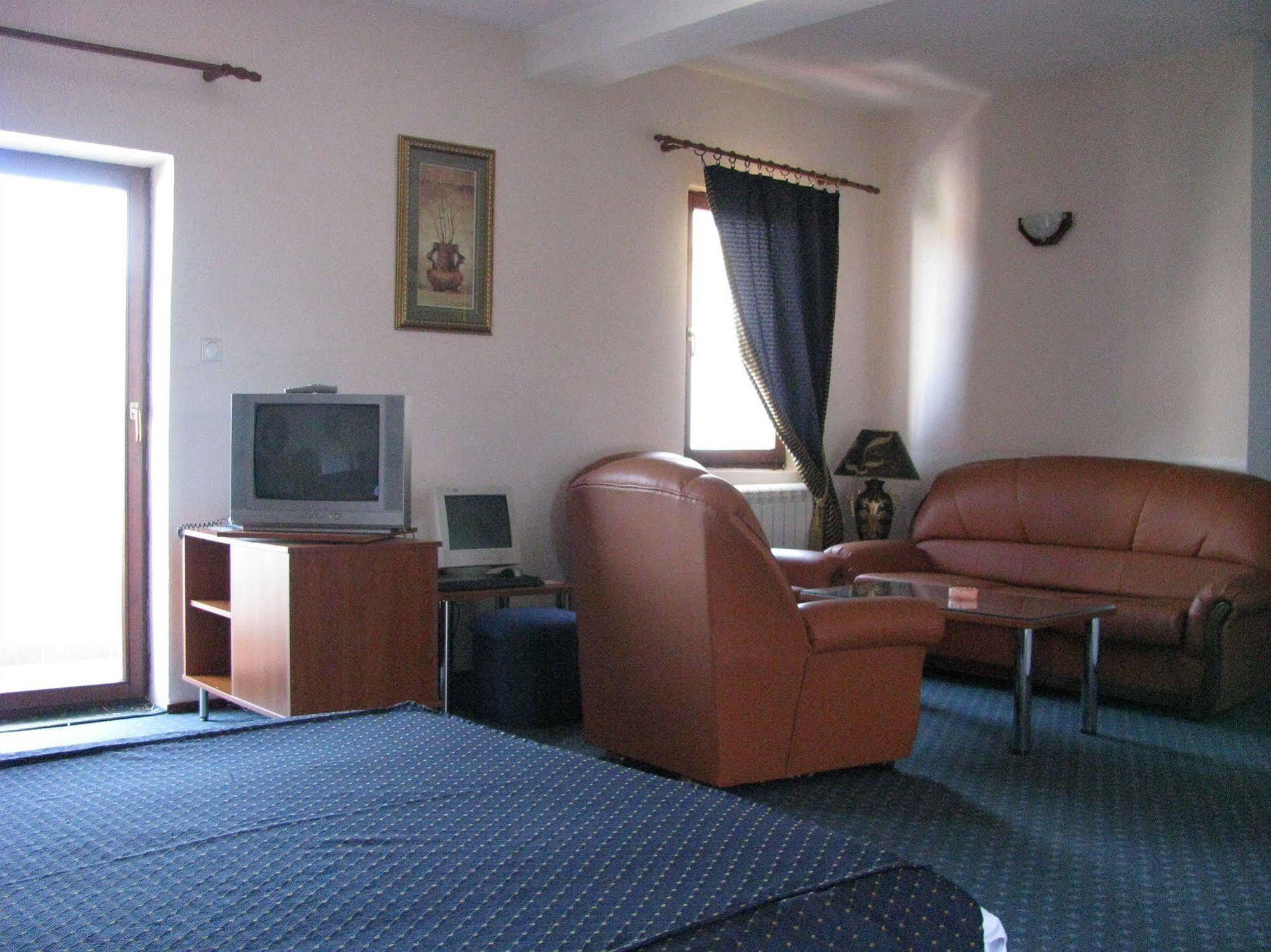 Hotel Vergina Скопье Экстерьер фото
